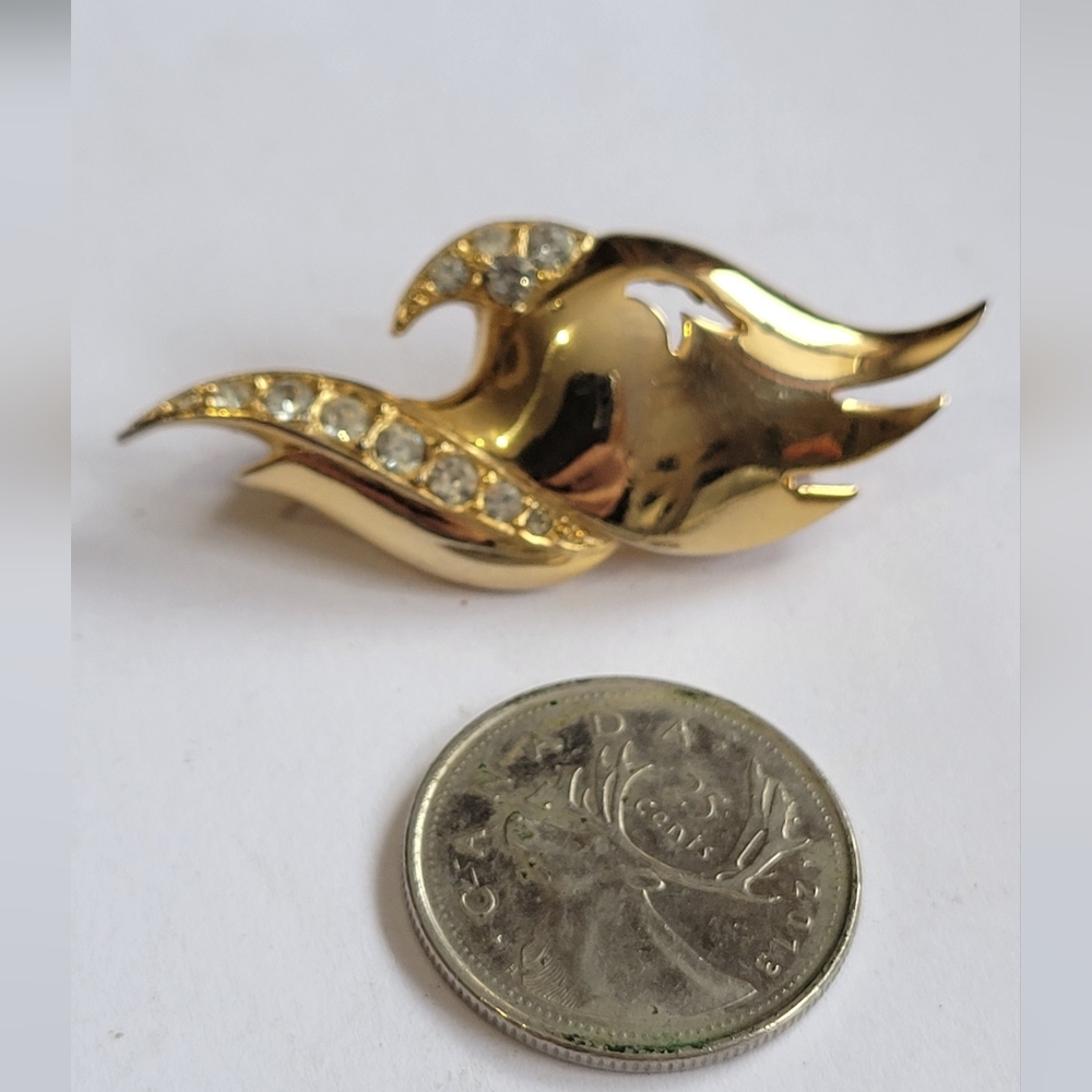 Elegant Gold-Tone Brooch with Crystal Accents